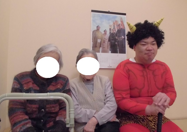 イリーゼ浦和大門の鬼の仮装をして記念撮影