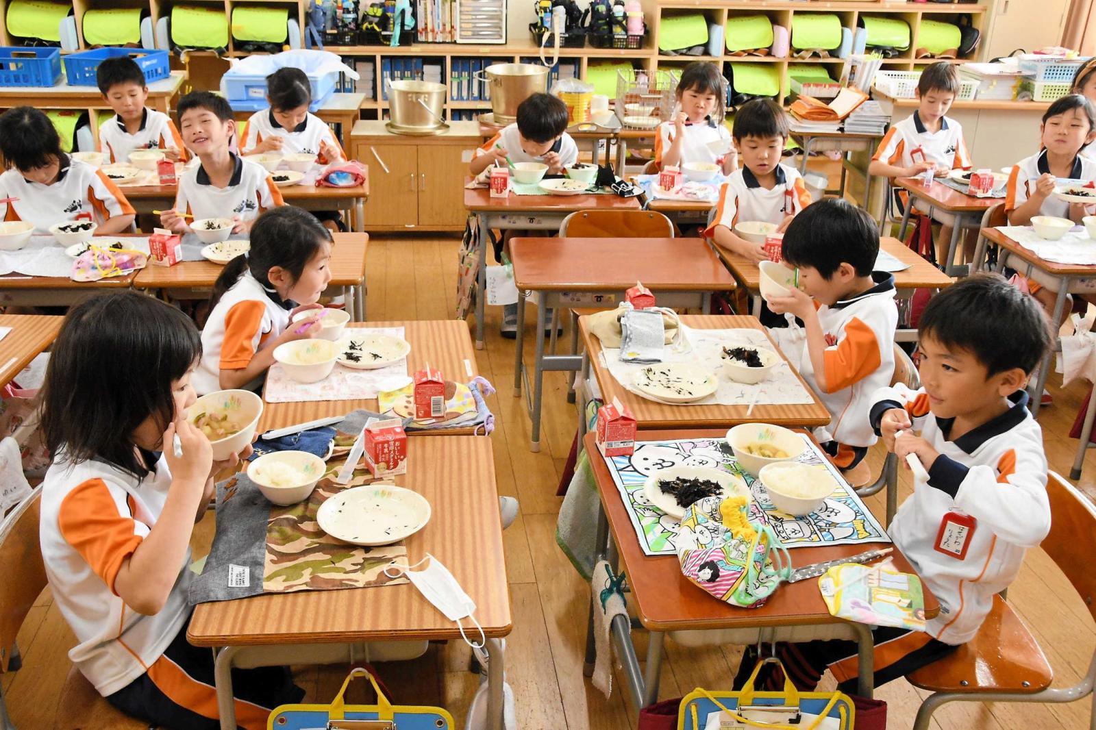 黙食見直しで「変わった」「変わらない」給食　国の指針では不要だけど…学校現場の諸事情と児童の本音（神戸新聞NEXT） - Yahoo!ニュース