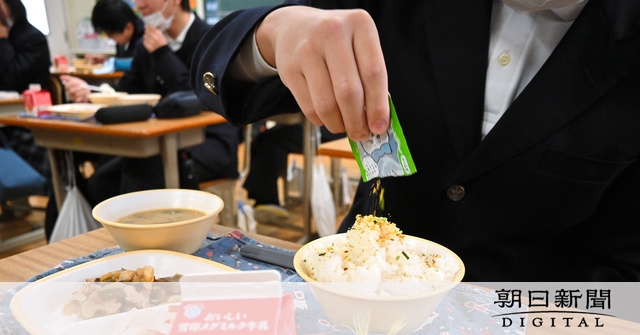 給食「ふりかけ持参OK」に論争　生徒の要望で開始、議員からは異論 [兵庫県]：朝日新聞デジタル