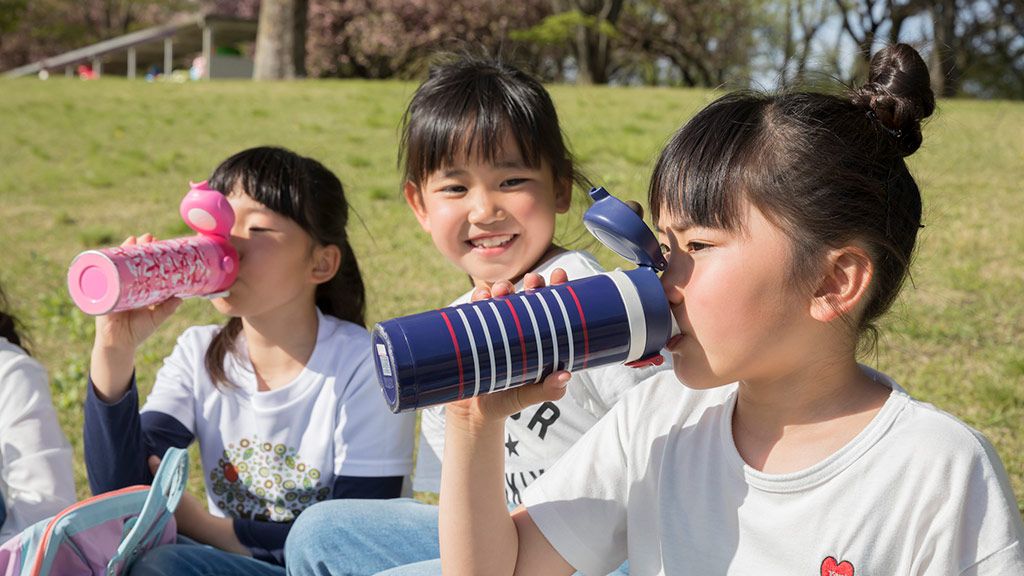 子どもの水分補給は「いつでも」「飲みたいだけ」 夏に気をつけたい脱水を避けるコツ|学習と健康・成長|朝日新聞EduA