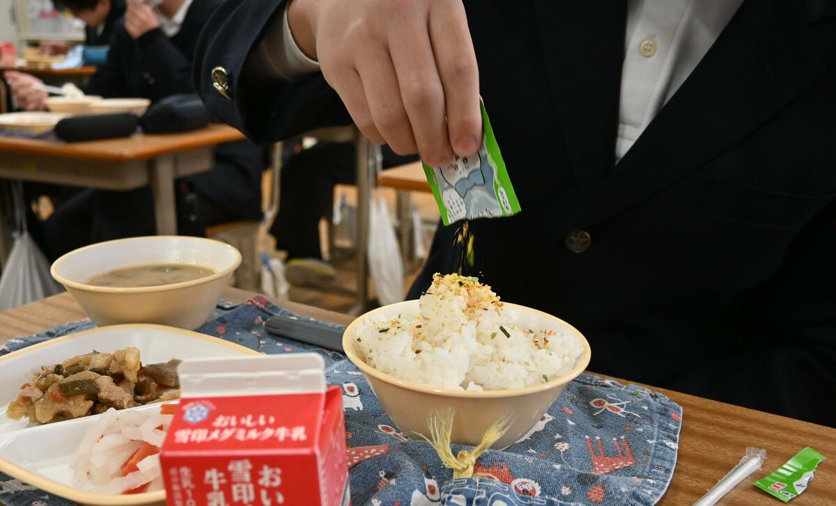 給食に生徒が「ふりかけ持参」で賛否　「弁当と給食は別物」猛反発した市議が語った問題の本質〈アンコールスペシャル〉 | AERA dot. (アエラドット)