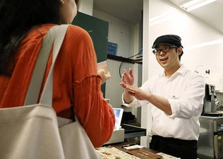 ご用は手話、筆談で=東大近くのカフェ人気-「障害者雇用広げたい」|時事通信ニュース|時事メディカル