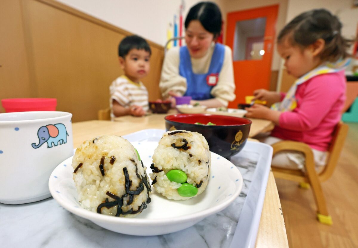 保育園で朝食が食べられる！　保護者の声に応えて提供スタート　ニーズと勤務体制などの課題、親子の愛着形成への影響は | 東京すくすく