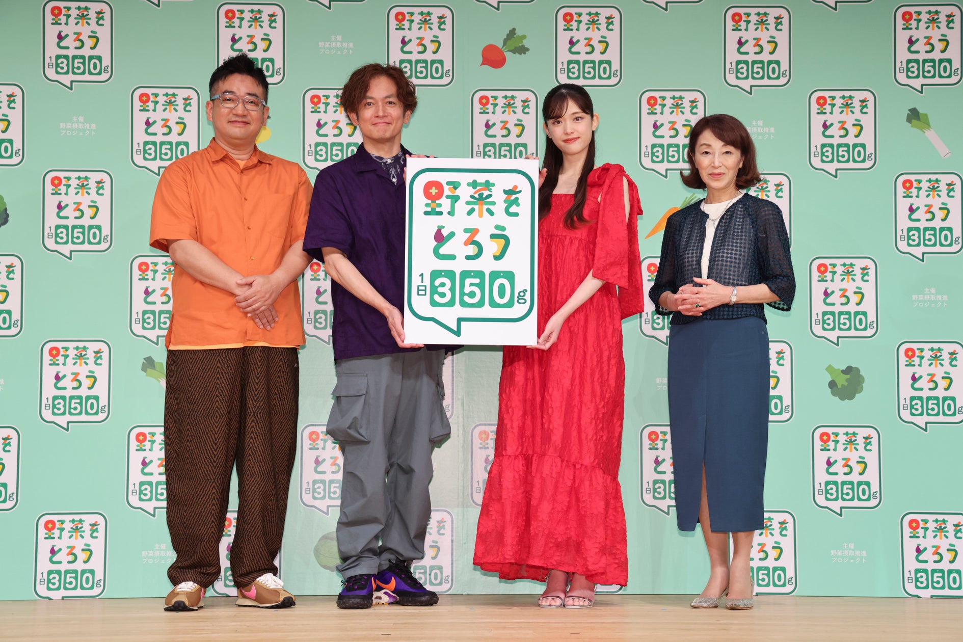 野菜摂取推進プロジェクト 野菜摂取のヒント満載『野菜をとろうフォーラム2025』イベントレポート なすなかにしさん、松村沙友理さんが、“ナス・にんじん・トマト”の野菜の被り物で登場! | カゴメ株式会社のプレスリリース