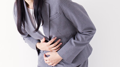 「逆流性食道炎」とはどのような症状? 原因や治療法は? | Mocosuku(もこすく)
