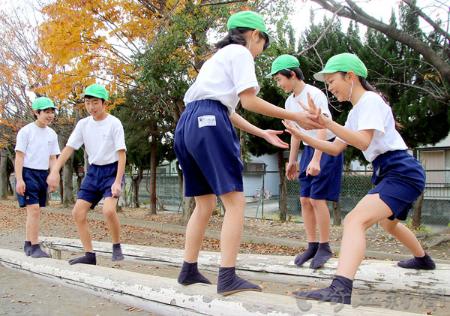 「陸王」で注目の足袋、履くと健康になる? 小学生が足袋履き学校生活、行田市と中京大で健康効果を研究 - 埼玉新聞