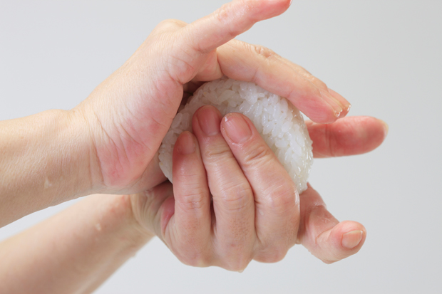 「素手でおにぎり」この時期は要注意！？　夏にかけての食中毒対策を専門家が指南  〈週刊朝日〉｜AERA dot. (アエラドット)