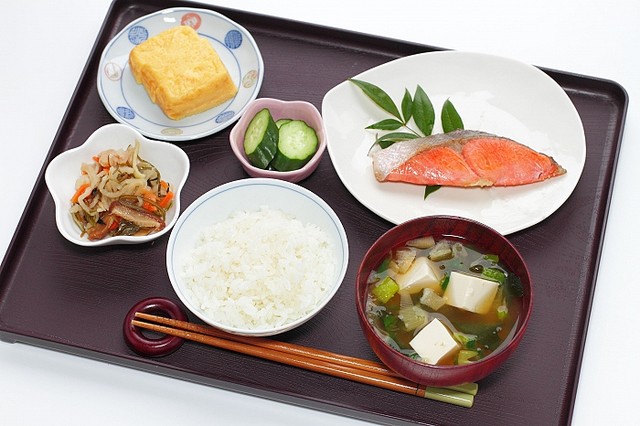 学校給食や食育の場面で奨励されてきた「三角食べ」絶滅の危機に - ライブドアニュース