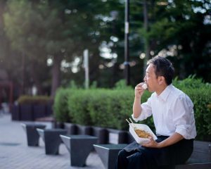 ご飯を一人で食べてはいけない！ 過食、栄養面の偏り、うつ病のリスクも - (1/2)｜ニフティニュース