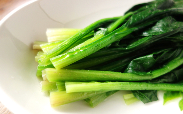 「たっぷりのお湯」にはワケがある！　青菜の栄養を逃さないコツ - 【E・レシピ】料理のプロが作る簡単レシピ[1/2ページ]