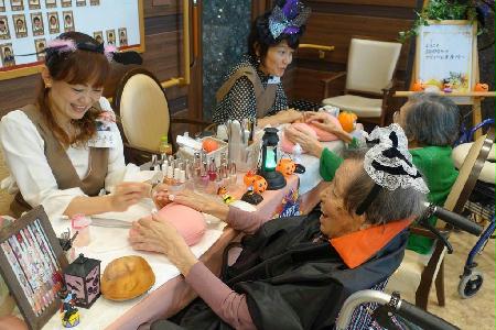 【１００歳時代プロジェクト】認知症患者の生活、質向上　　アロマやマニキュアで楽しく  (1/3ページ) - SankeiBiz（サンケイビズ）