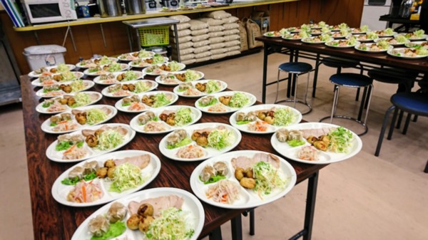 花園常連校の部員は配膳もキレイ！高校ラガーマンから学ぶ食意識の大切さ｜ニフティニュース