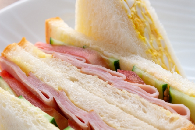 コンビニ朝食、不健康なのは？ ミックスvsたまごサンド、マカロニvsポテトサラダ | 日刊SPA!