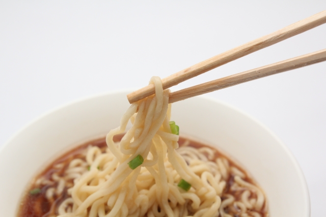 コンビニ昼食、不健康メシはどっち？ カップ麺＋おにぎり vs 生姜焼き弁当＋野菜サラダ | 日刊SPA!