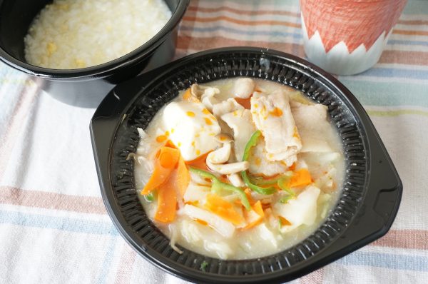 冬の野菜不足をコンビニ鍋で解消！カット野菜を加えるだけでおいしさと健康度がぐんとアップ | もぐナビニュース【もぐナビ】