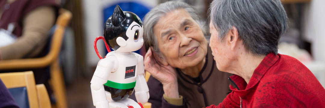 AIロボットは認知症介護を救うか？ロボット「ATOM」の試み（奥津 圭介） | 現代ビジネス | 講談社（1/4）