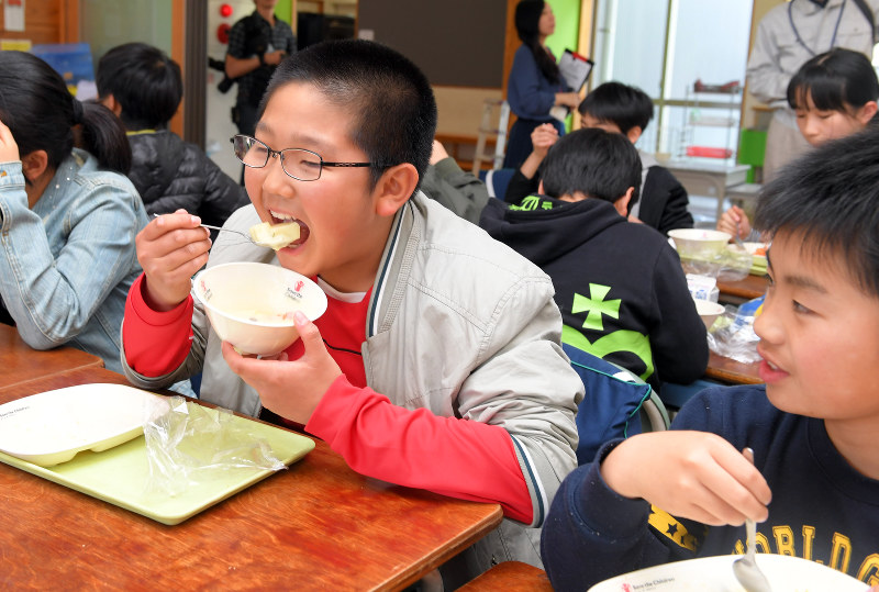 熊本地震:あす1年 温かい給食「めちゃうまい」 - 毎日新聞