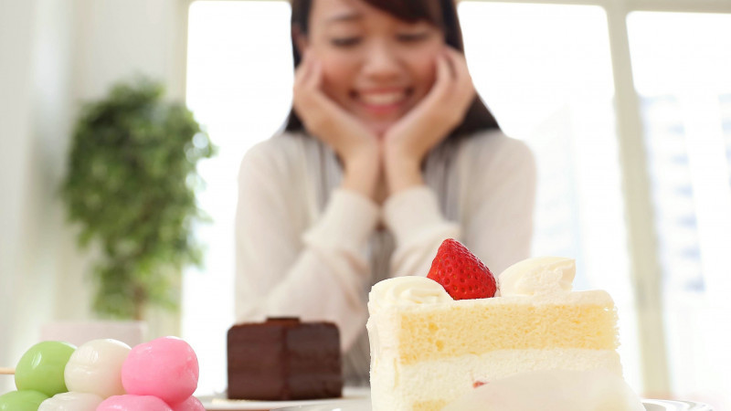 平日頑張った反動？ 意外と多い「週末過食」で後悔する人｜ニフティニュース