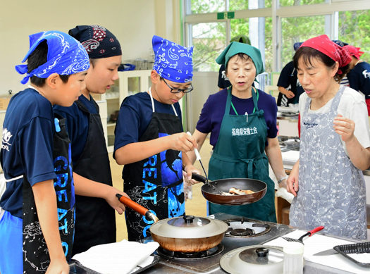 古殿中で調理体験　管理栄養士から指導