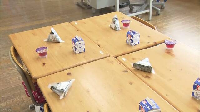 断水で学校給食できず おにぎり配布も「もの足りない」 | NHKニュース
