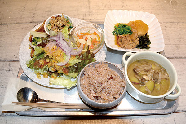 <ランチ>こだわりは栄養バランスと素材 越谷・ナチュラルカフェキキ、カロリー計算した献立で提供