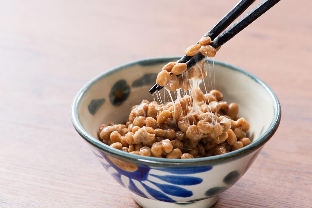 腸活のコツは「週末に発酵食品」　納豆1パックで循環器疾患の死亡リスク低下も (1/3) 〈AERA〉｜AERA dot. (アエラドット)