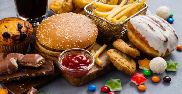 血糖値を上げやすい食事は不眠症のリスクを高める可能性：話題の論文 拾い読み！：日経Gooday（グッデイ）