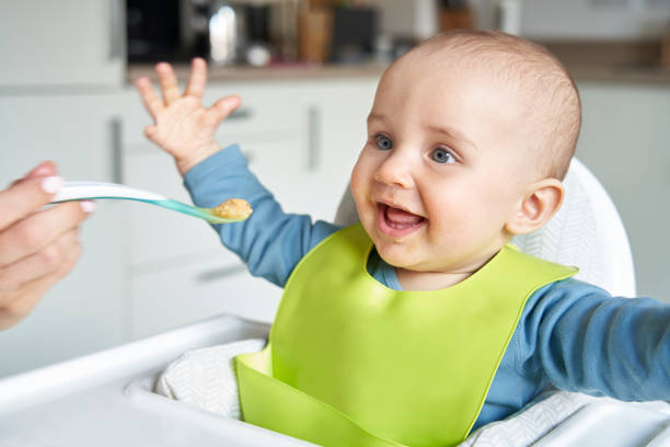 【専門家監修】離乳食は生後5ヶ月から始めるべき？スタートの目安は？ | マイナビウーマン子育て