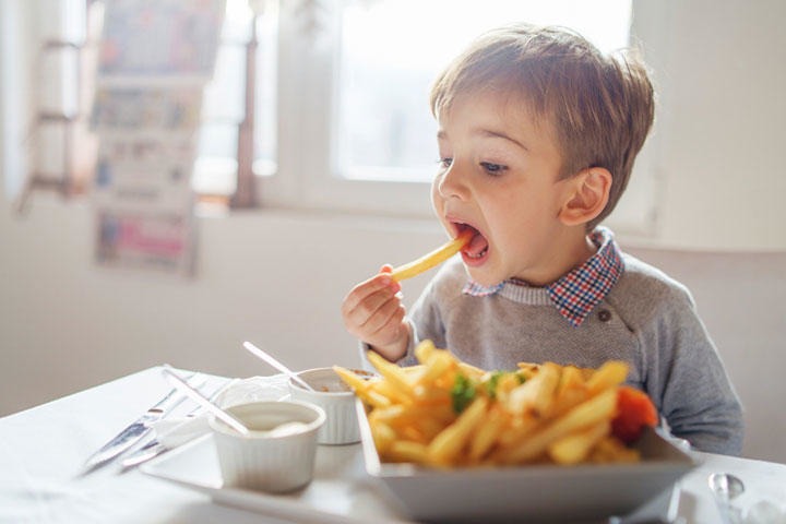 全国22万人の小中学生が、夕食を独りで食べている