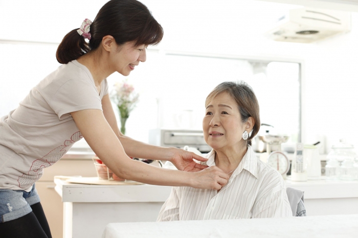 ある日突然やってきた親の介護　6割が思ったよりも若い年齢で開始 |  財経新聞