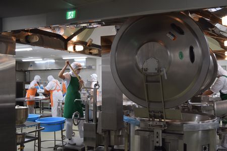 真夏の給食調理に汗 コロナで休み短縮、食中毒や熱中症対策も(下野新聞SOON) - Yahoo!ニュース