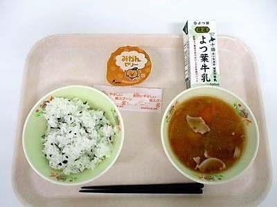 夏休み登校中の学校給食、おかずは2品から1品に減少なぜ? コロナ臨時休校の思わぬ余波(十勝毎日新聞 電子版) - Yahoo!ニュース