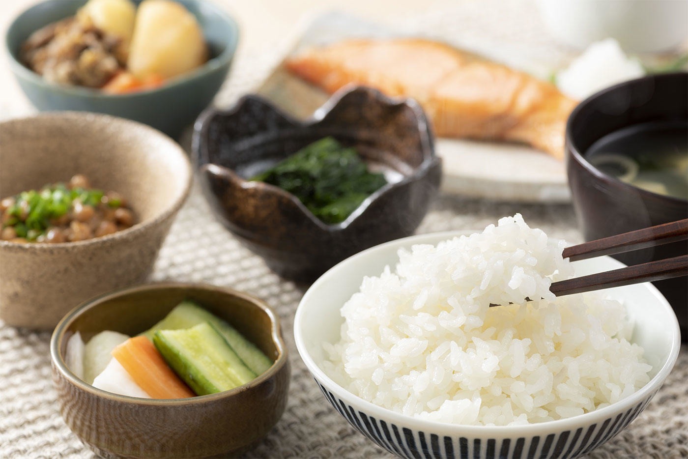 日本人の低炭水化物食と死亡リスクとの関連はU字型 蛋白源や脂質源による差異も存在