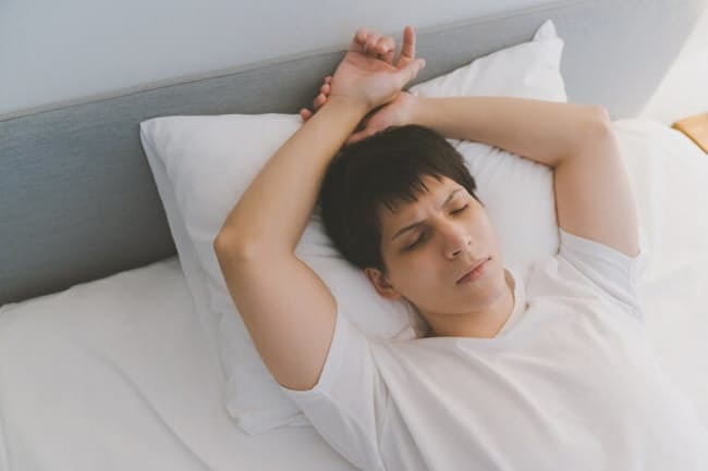 睡眠の乱れが免疫力低下のリスクに　週末の寝だめ注意