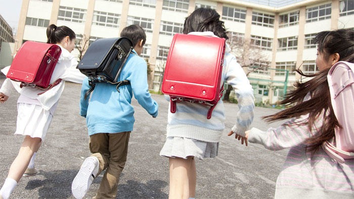 母親の生活習慣が子どもの睡眠不足に関連し、睡眠不足は運動不足や朝食欠食と関連