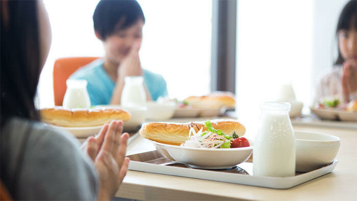 給食の着席時間を10分増やすと、子どもの野菜・果物の残食が減る　米国で調査