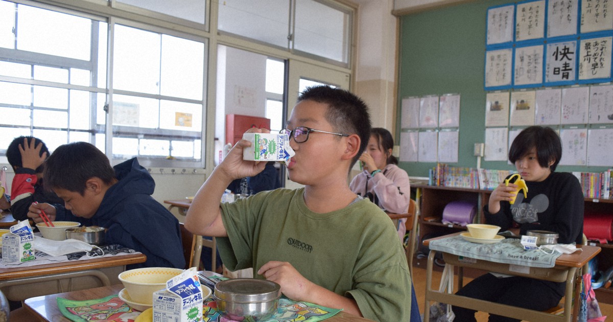給食の牛乳、ストローなしでプラごみ減 北九州市、政令市では初 | 毎日新聞
