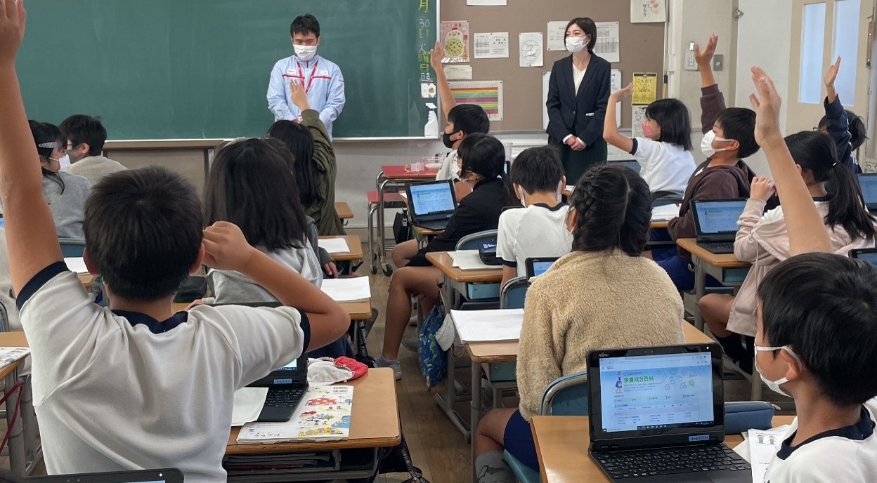江崎グリコ社員が大阪府茨木市立中条小学校で出張授業を開催『アーモンドミルクから学ぶ！健康と食生活Powered by Glico』｜江崎グリコ株式会社のプレスリリース