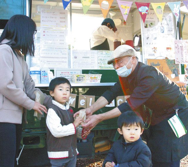 笑顔届ける 75歳のキッチンカー 本業のバー、コロナで自粛 都内公園で営業挑戦:東京新聞 TOKYO Web