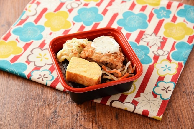 ローソン ごはん4分の3「おてがる弁当」展開、のり弁・鶏そぼろ・ロコモコ風、デザートなどと“買い合わせ”で小容量に需要｜食品産業新聞社ニュースWEB