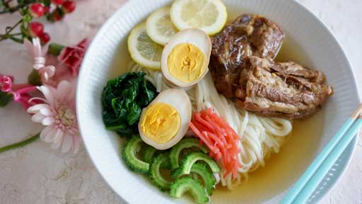 ゴーヤとレモンのソーキうどん…箸で崩せるほど軟らかい豚肉が人気 | ヨミドクター(読売新聞)