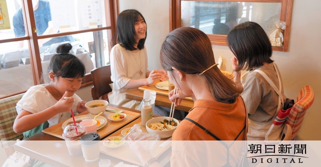 揚げパンにソフト麺　懐かしの味で子育て応援　大学生が給食カフェ：朝日新聞デジタル