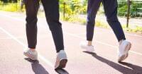 「1日7000歩」で死亡率が低下、糖尿病や高血圧の人は＋αを【10カ国16万人データ解析】 | カラダご医見番 | ダイヤモンド・オンライン