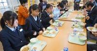 100周年給食「カレー肉じゃが」は生徒考案　奈良・王寺町、ロゴ刻印のメンチカツも登場 - 産経ニュース