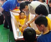 パナソニック、小学校で介護の出前授業 17年度まず6校  :日本経済新聞