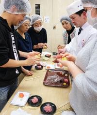 高齢者に食べやすい和菓子研究 京都の施設、職人が協力 (京都新聞) - Yahoo!ニュース