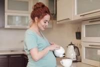 【助産師解説】ウーロン茶のカフェイン含有量！妊婦はどのくらい飲んでもOK？ | マイナビウーマン子育て