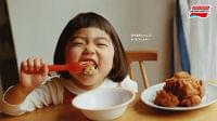 味の素冷凍食品「やわらか若鶏から揚げ」、アレルギー対応を交通広告で発信｜食品産業新聞社ニュースWEB