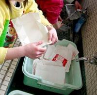 “給食の牛乳パック”が教師の負担に？　食事時間10分で「どうやりくりすれば」 (1/2) 〈AERA〉｜AERA dot. (アエラドット)