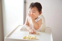 離乳食の手づかみ食べはいつから?おにぎりなどおすすめメニューを紹介 | マイナビウーマン子育て
